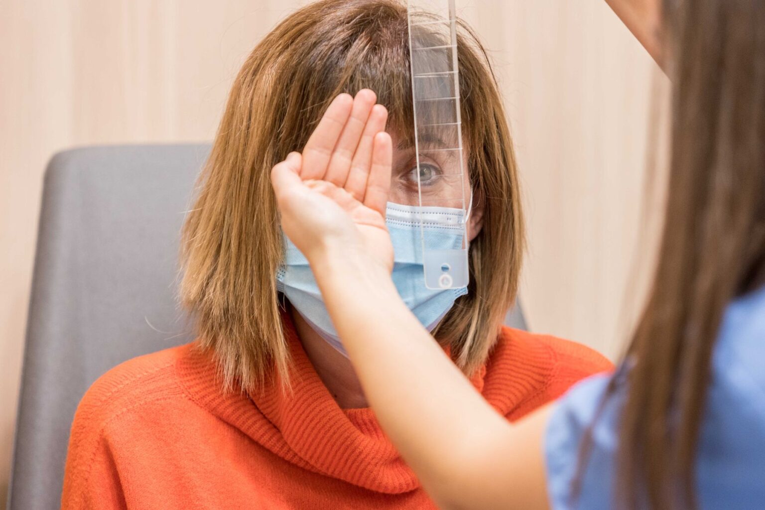 Oftalis, revisió ocular a una pacient optometria oftalis