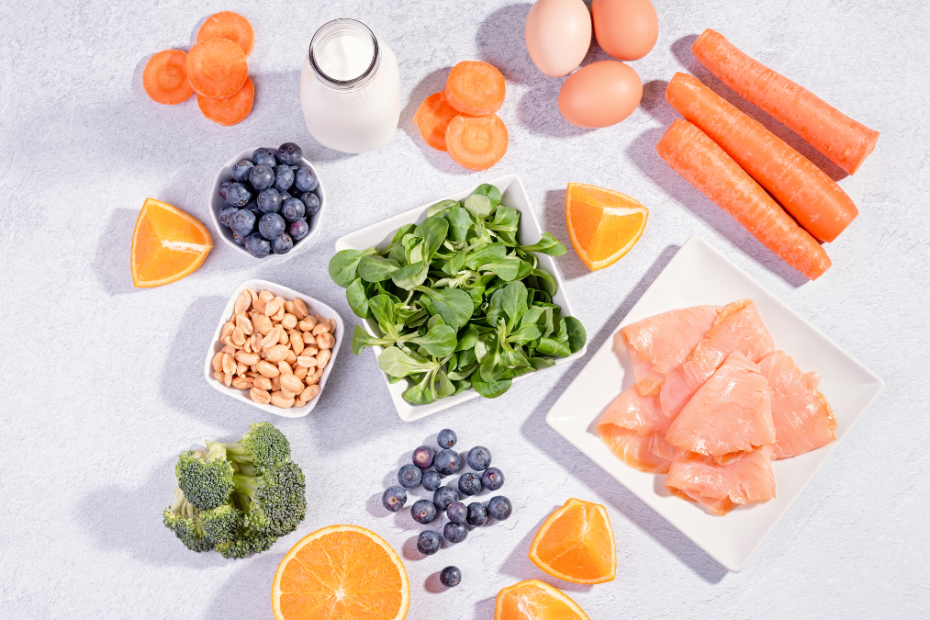 Aliments per millorar la salut ocular, com pastanagues, espinacs, i peix blau. alimentos para cuidar la salud ocular